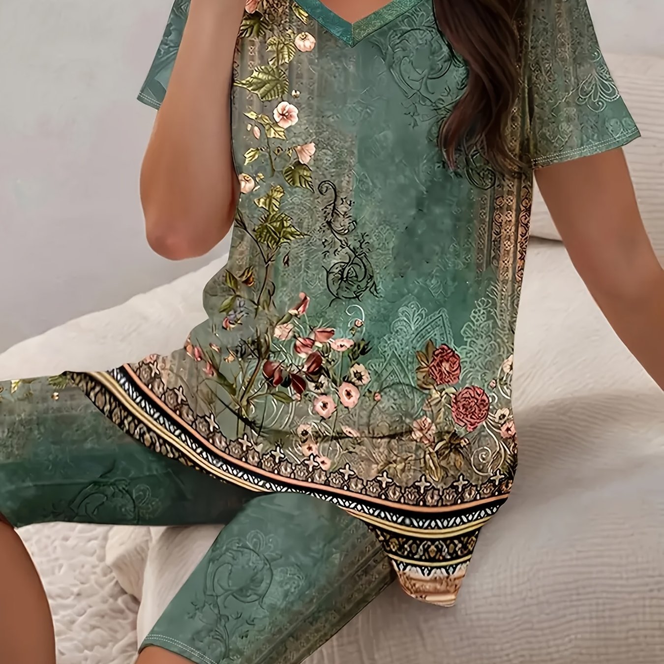 Fashion Loose Floral Casual Suit for Women, V-neck Short-sleeved T-shirt And Shorts Two-piece Set.